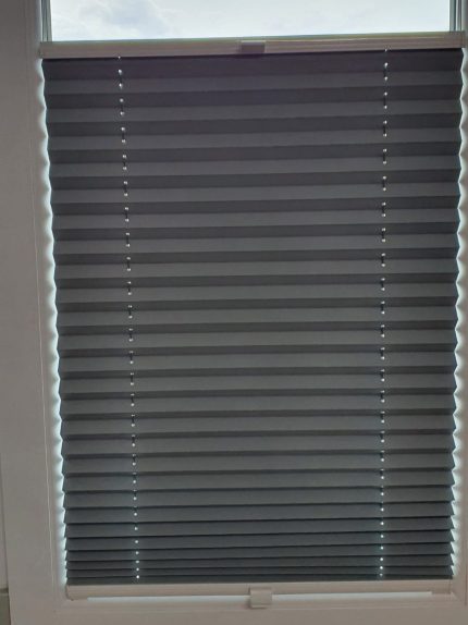 Jaluzele Opace Tip pliseu mansarda - Verdun Blackout (cu perforatii pentru trecerea snurului)