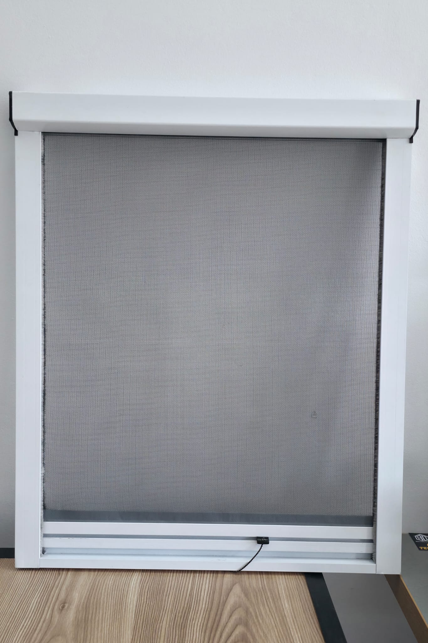 Plase insecte 1 Plasă Antiinsecte Rulou – Sistem Orizontal (Geam) - imagine 1