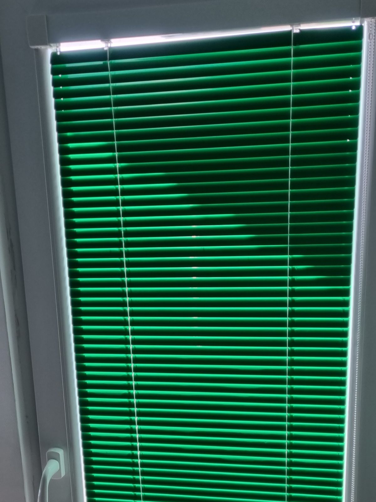 Jaluzele orizontale aluminiu crop2 res Jaluzele orizontale din aluminiu - imagine 1